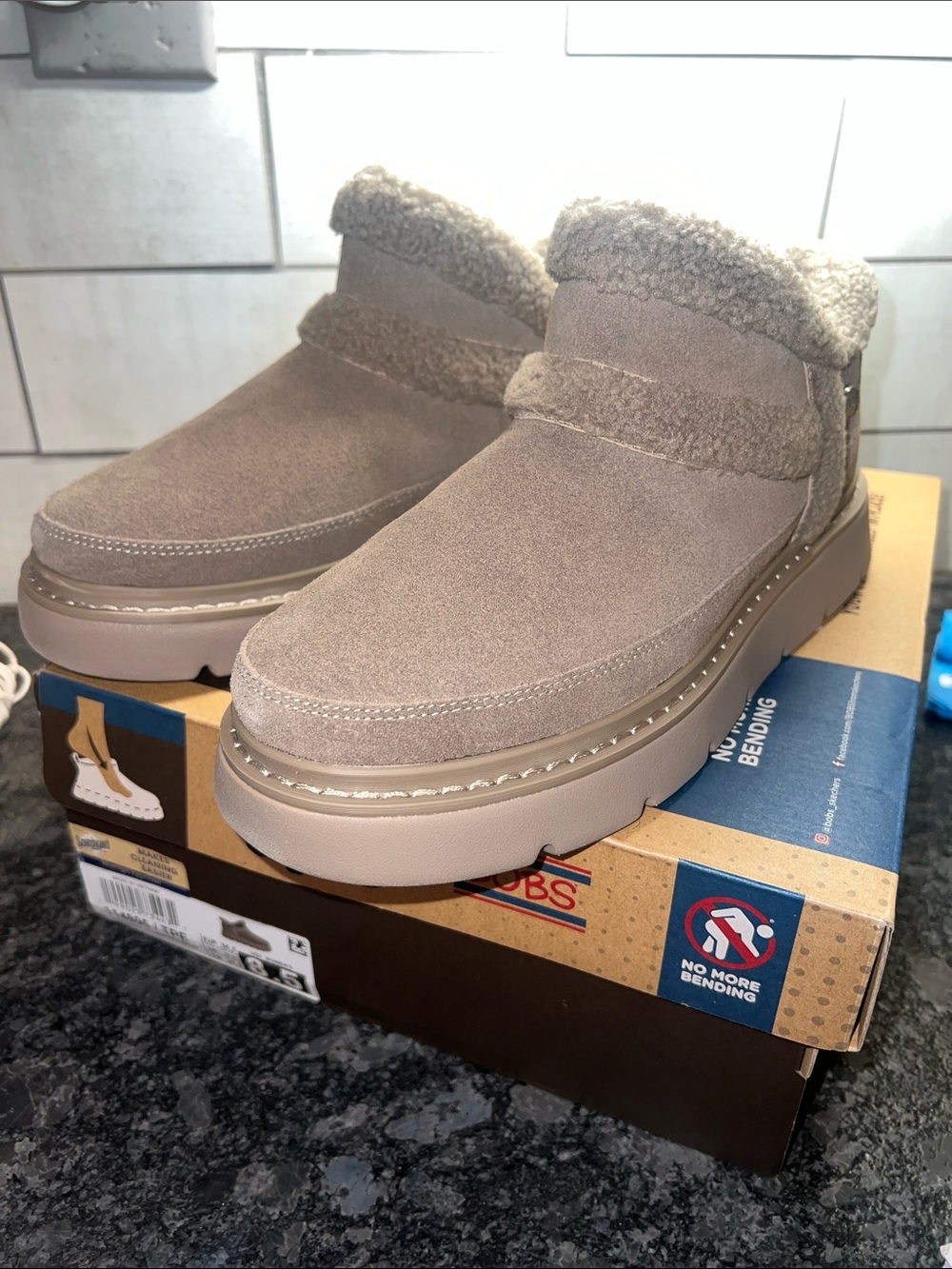 Skechers Womans 8.5 Tan Suede-Look Faux-Shearling Platform Boots. Slip ons